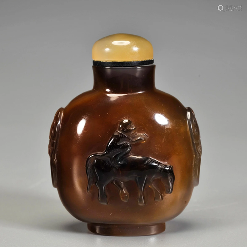 A Carved Agate Snuff Bottle Qing Dynasty