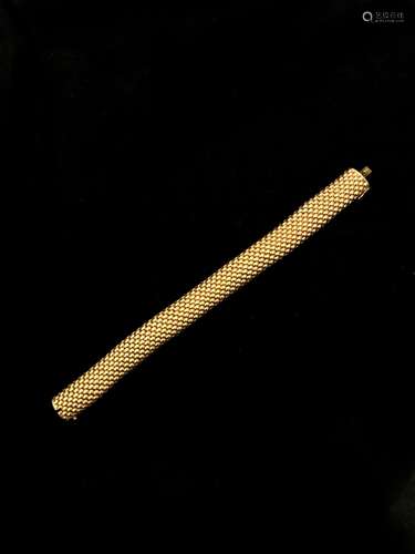 Un bracelet en or jaune 18k 750°/00 maille point de riz. Tra...