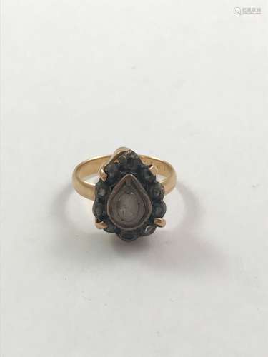 Bague en or jaune 750°/00 argent sup. à 800°/00 et vermeil o...