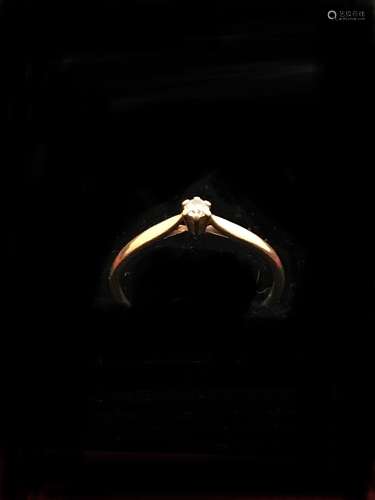 Bague solitaire en or jaune 18k 750°/00 ornée d’un diamant r...