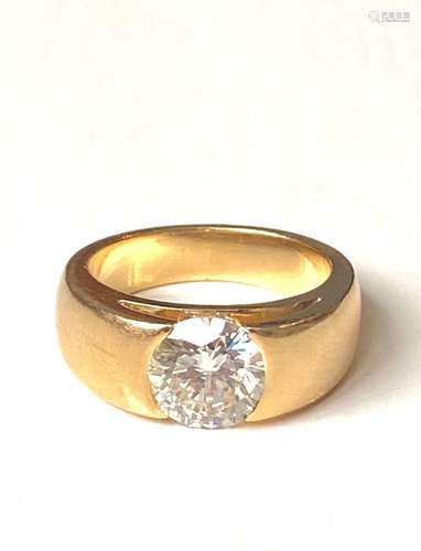 Bague solitaire en or jaune 750°/00 retenant en tension un d...