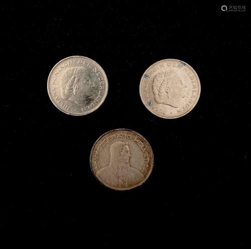 Trois pièces : deux en argent 2 ½ florins (masse totale : 20...