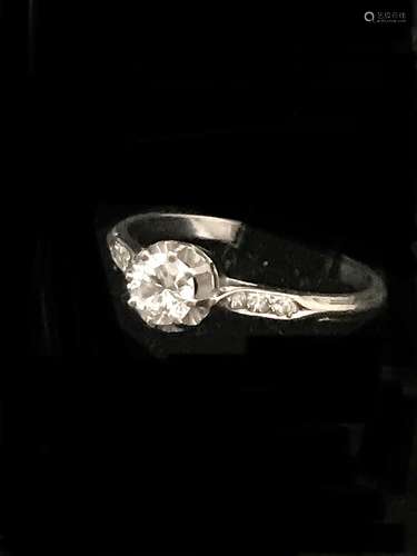 Diamant solitaire, monture platine, environ 0,4 carat. Epaul...