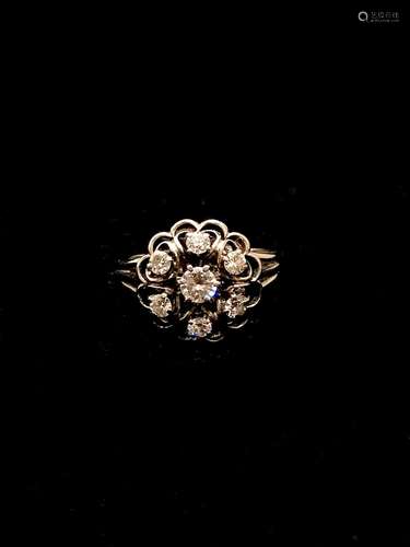 Bague de forme fleur or blanc 750°/00 et diamant. Poids brut...