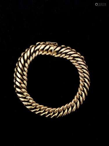 Un bracelet en or jaune 18k 750°/00, gourlette maille améric...