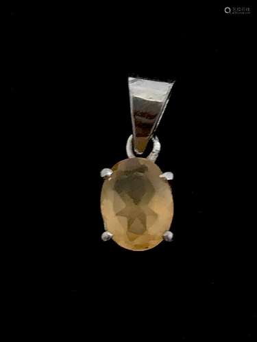 Un pendentif en argent sup 800°/00 serti d'une citrine taill...