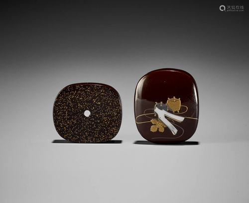 A FINE LACQUERED HAKO NETSUKE