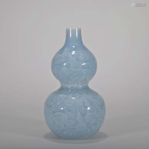 A celadon-glazed gourd-shaped vase