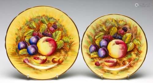 A Graduating Pair of Aynsley Fruit Plates (Dia:21cm and 23.5...