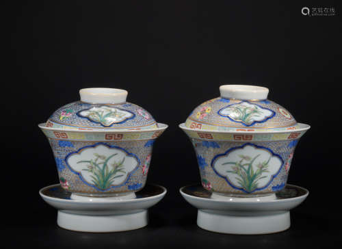 A pair of Wu cai bowl