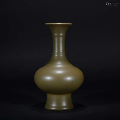 A teadust-glazed vase