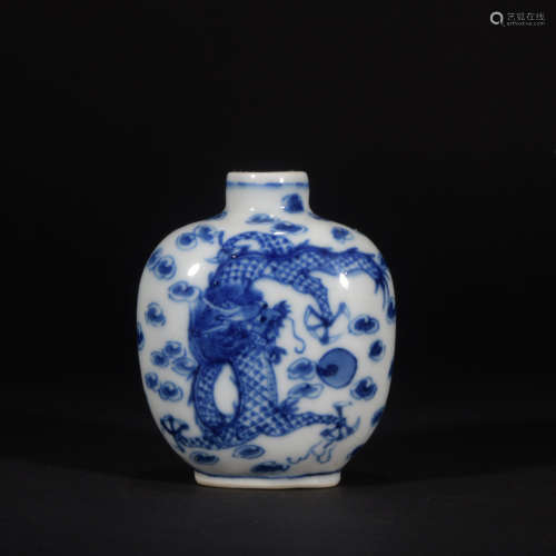 A blue and white snuff bottle with dragon pattern