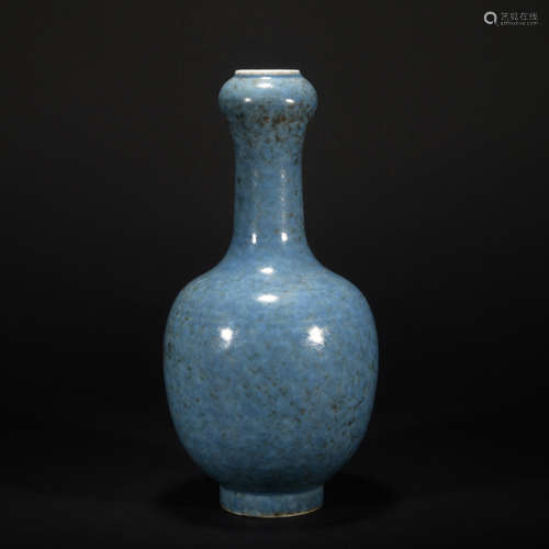 A blue glazed garlic-head-shaped vase