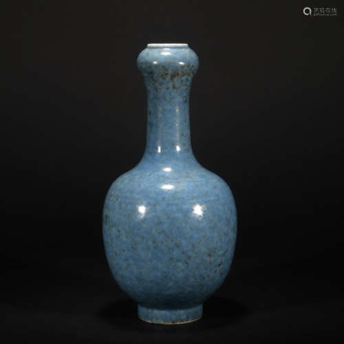 A blue glazed garlic-head-shaped vase