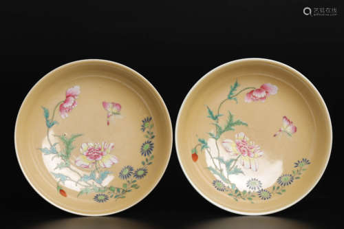 A pair of Chinese porcelain dish