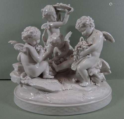 grosse Figurengruppe, vier Putti mit Trauben, weiss