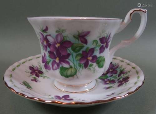 Monatstasse "Ferbruary" von Royal Albert, violets