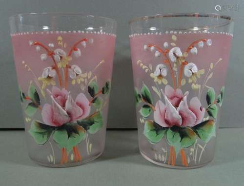 2 Glasbecher mit Blumenmalerei