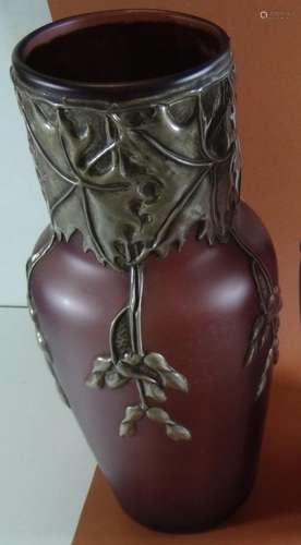 Jugendstil-Vase mit Zinnmontur, lila, Blätterdekor,