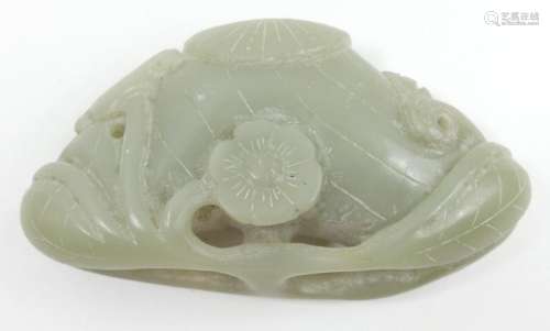 Geschnitze Jade, asiatisch, 2 x gelocht, 5,2 x 9,3 x 2,5 cm
