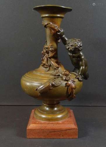 Bronze-Vase mit kletternden Putto