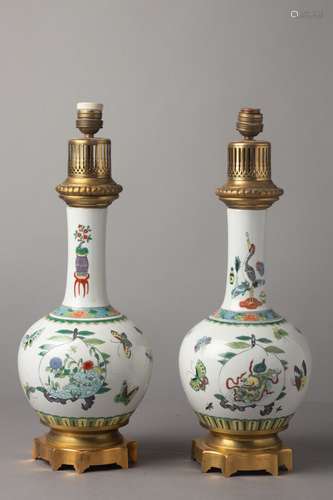 CHINE, Paire de lampes balustres en porcelaine polychrome Mo...