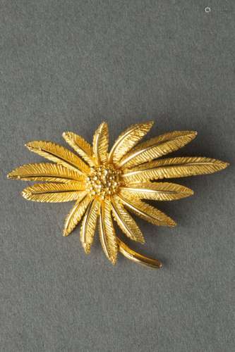 Broche en or jaune en forme de fleur Poids : 14 grammes