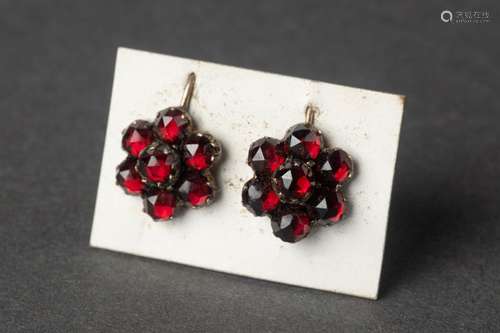 Paire de boucles d'oreille en forme de fleurs