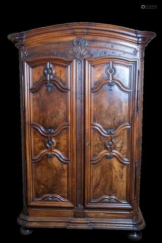 Importante armoire de boiserie lyonnaise en noyer mouluré et...