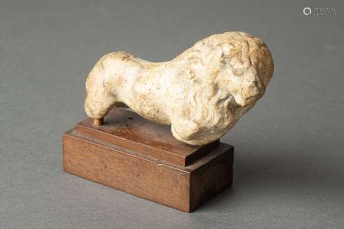 Figurine de lion la tête tournée à droite Marbre veiné, reso...