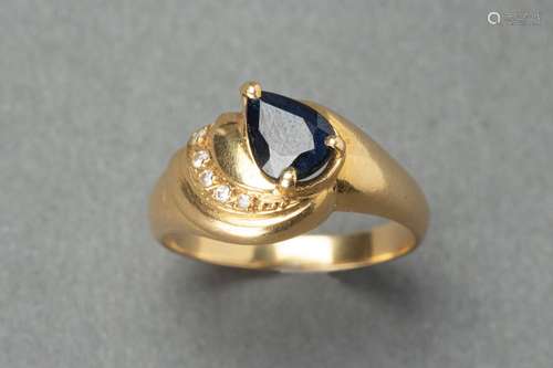 Bague en or ornée d'une pierre noire en forme de goutte et d...