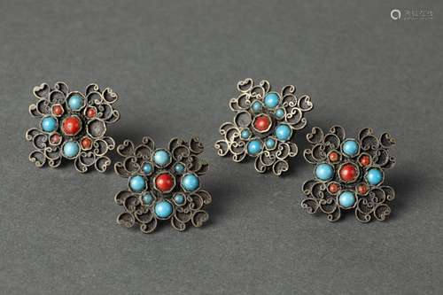 Quatre boutons de tunique en argent ornés de turquoises et d...