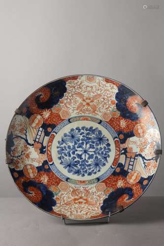 Imari, JAPON, Grand plat en porcelaine orné d'un médaillon e...