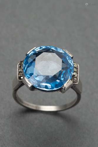 Bague en argent griffée d'une peirre bleue épaulée d'hématit...