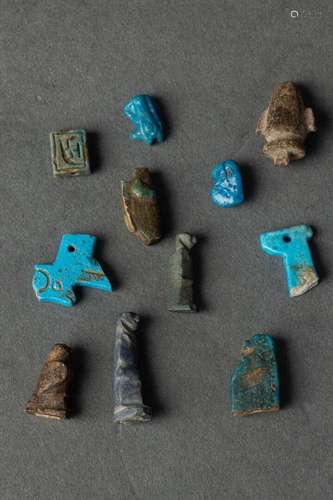 Lot d'amulettes et de fragments d'amulettes comprenant trois...