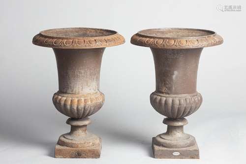 Paire de vases de jardin de forme medici en fonte de fer (pe...