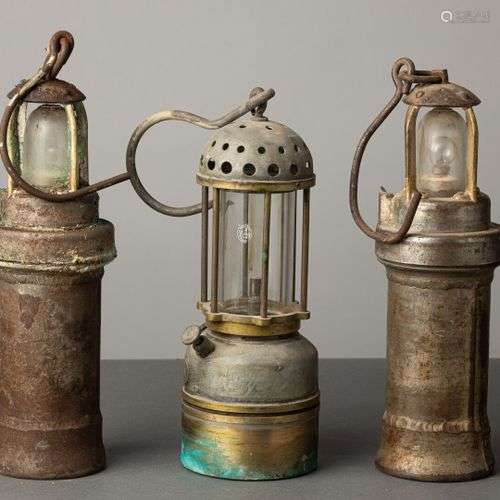 Suite de trois lampes de mineur en métal et laiton avec leur...