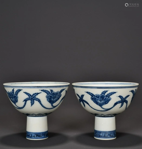 BLUE & WHITE 'FLORAL' HIGH-FOOT CUP