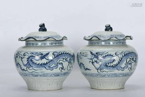 PAIR OF BLUE & WHITE 'DRAGON' COVERED JARS