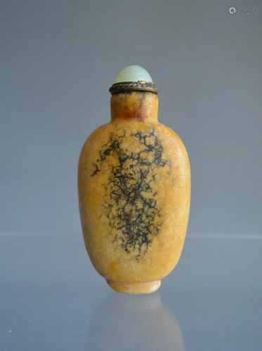 Topaz ink-decorated snuff bottle