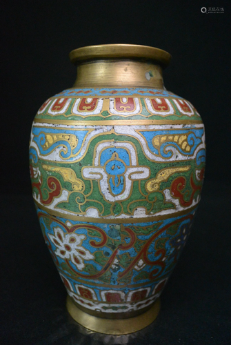 A CLOISONNE JAR WITH FLORAL PATTERN