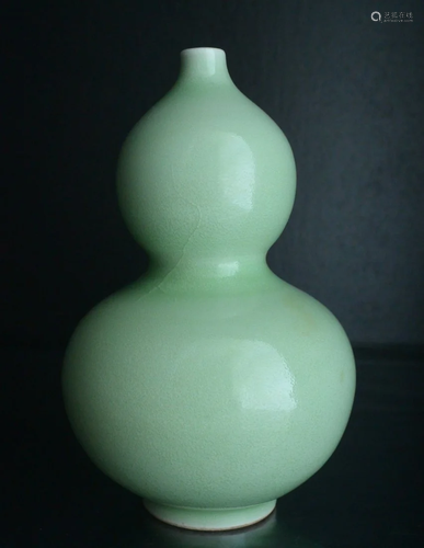 A Finely Chinese Celadon-Glazed Double Gourd Porcelain