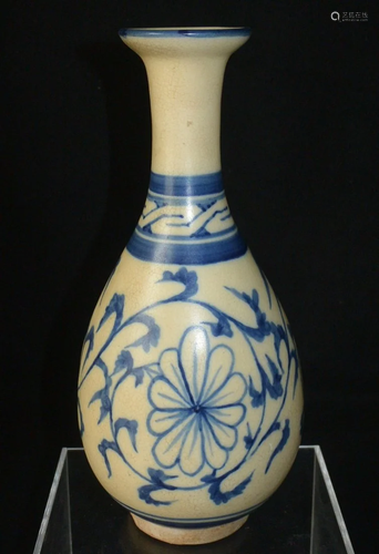 Porcelain, A BLUE AND WHITE FLOWER VASE