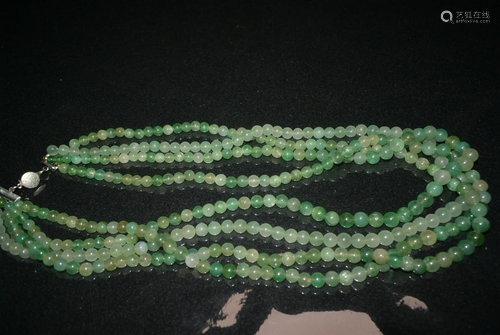 A GREEN COLOR JADEITE NECKLACE