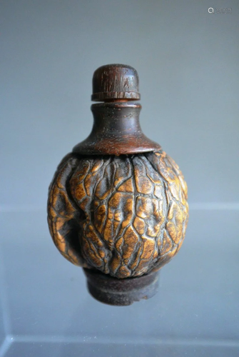 Ingeniously carved snuff bottle with walnut texture