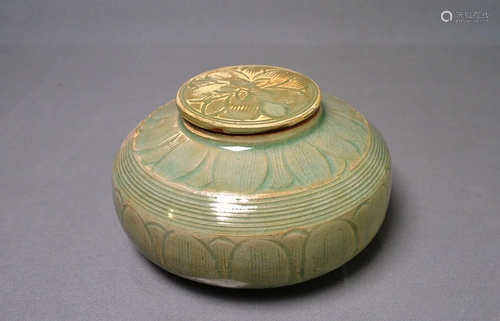 Porcelain, Yue Kiln Secret Color Celadon Box and Lid