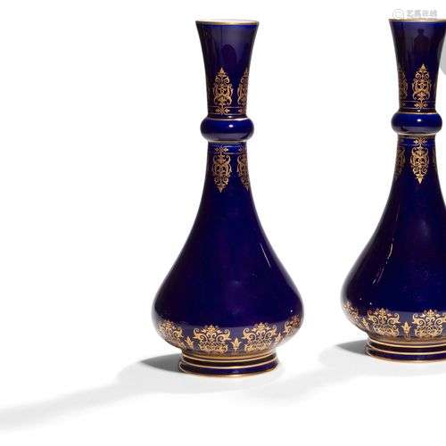 SèvresPaire de vases bouteille nommés vases Delhy en porcela...