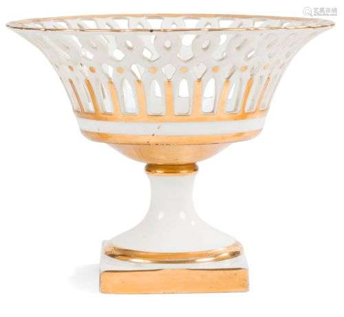 ParisPaire de vases de forme cornet en porcelaine à décor en...