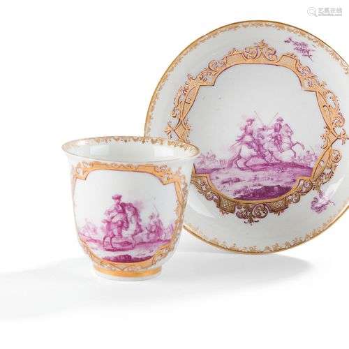 MeissenTasse et sa soucoupe en porcelaine à décor en camaïeu...