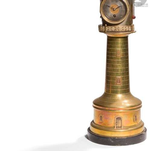 Horloge en forme de phare tournant en laiton verni sur le co...